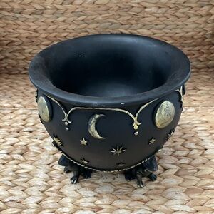 Ashland Halloween Cauldron‎ with frog legs